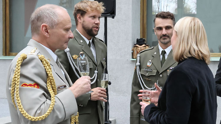 Ministryně obrany ocenila  i prostějovské parašutisty