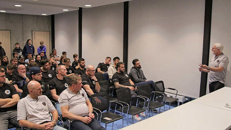 Marián Jelínek přednášel ve středu hokejistům eskáčka