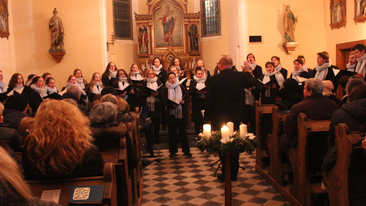 Adventní koncert v Držovicích rozvibroval hlasivky i duše 
