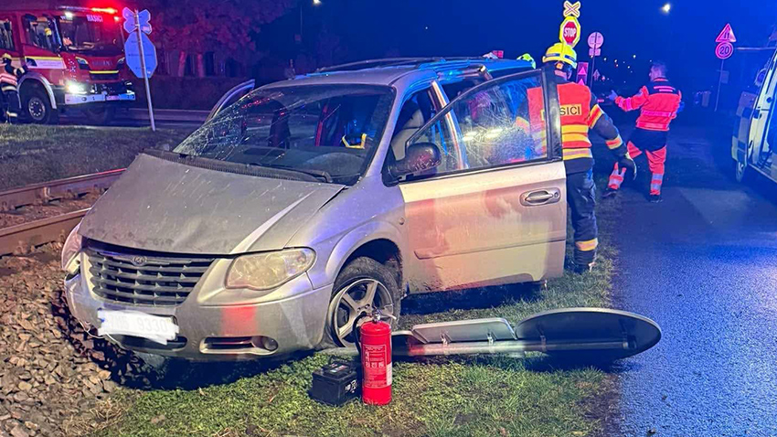 V Kostelci smetl vlak auto z přejezdu