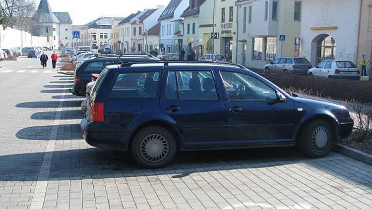 Před 10 lety: Závory ve Školní mají odradit neplatiče parkovného