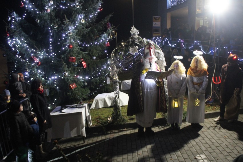 AKTUALIZOVÁNO: V Určicích rozsvítili vánoční strom i s Mikulášem