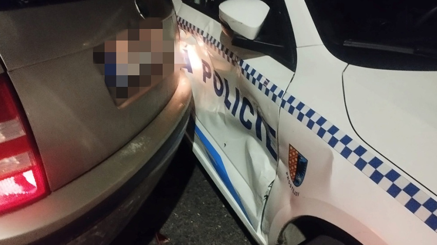 Opilý mladík naboural  škodovkou i do strážníků