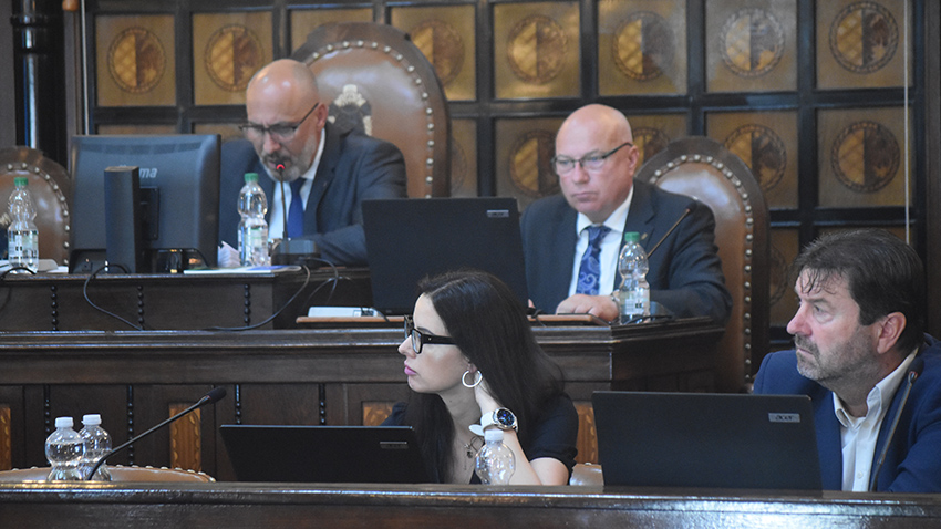 Rozpočet města se schodkem 239 mega?