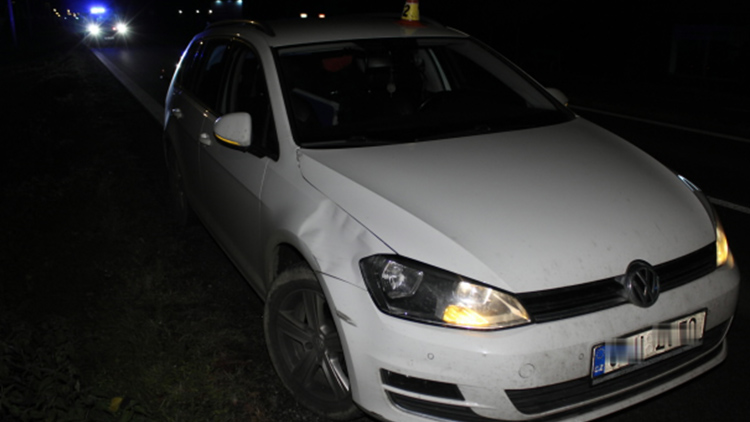 Opilá ženská v černém  vběhla řidiči před auto