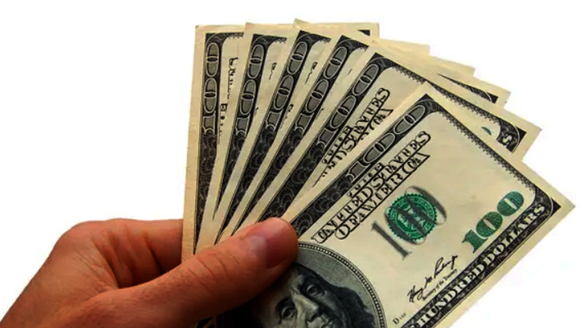 Chtěl tisíce dolarů, přišel o 200 tisíc korun!