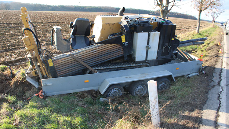 Utržený přívěs  SKONČIL V PŘÍKOPU