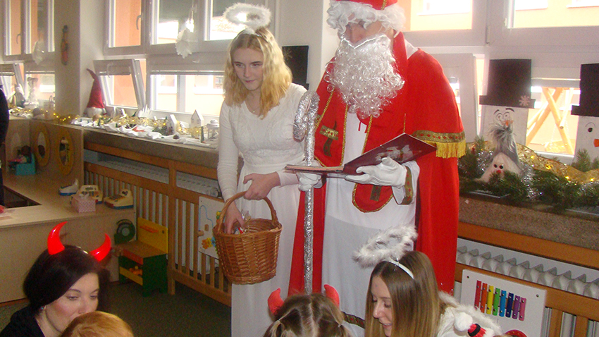 Popisek obrázku pokud je třeba Z nadílky a „Prostě jo vaků“ se radují děti v jeslích