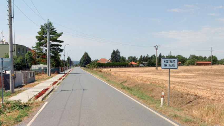 Zpomalení před Kostelcem