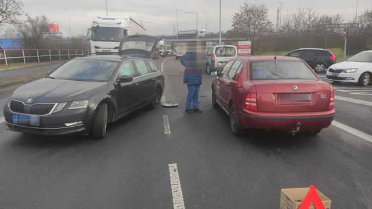 Při výjezdu řidička  škodovky chybovala.  A PRÁSK!