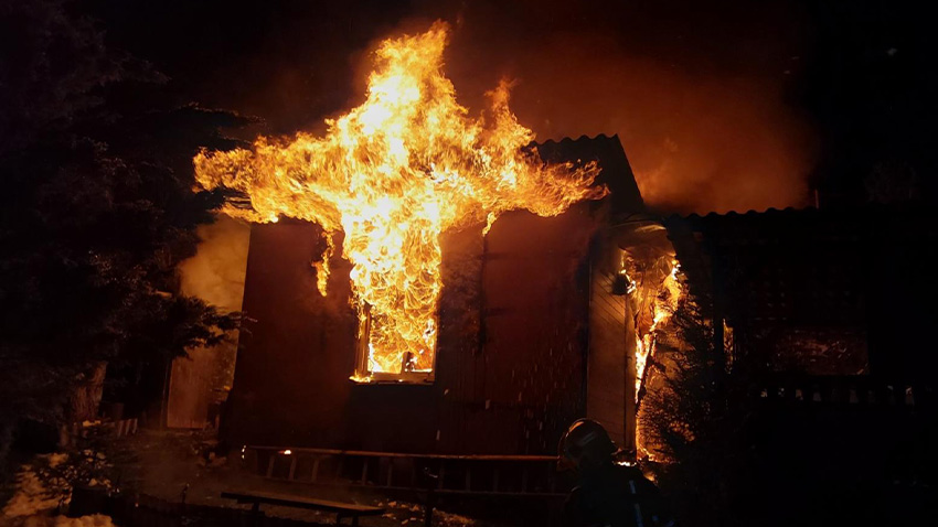 Při požáru chaty zahynuly dvě kočky