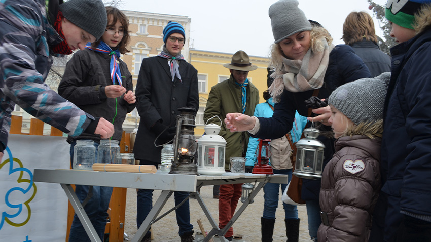 Skauti lidem rozdají světlo a naději