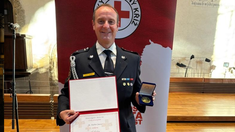 Olomoucký hasič převzal plaketu za 250 odběrů krve