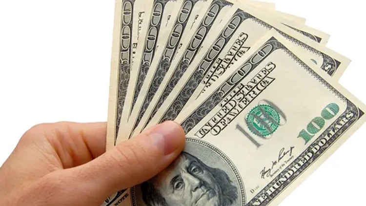 Chtěl tisíce dolarů,  přišel o 200 tisíc korun!