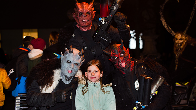 Krampusáci peklili na náměstí