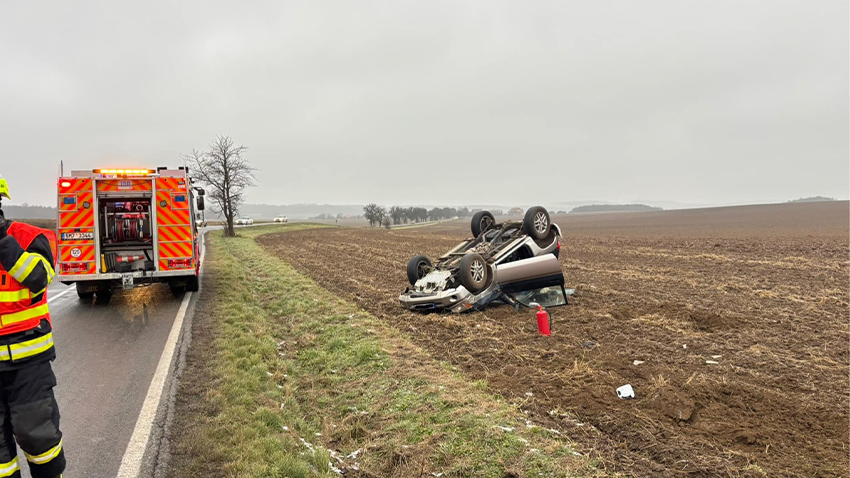 Po smyku skončila v poli a na střeše