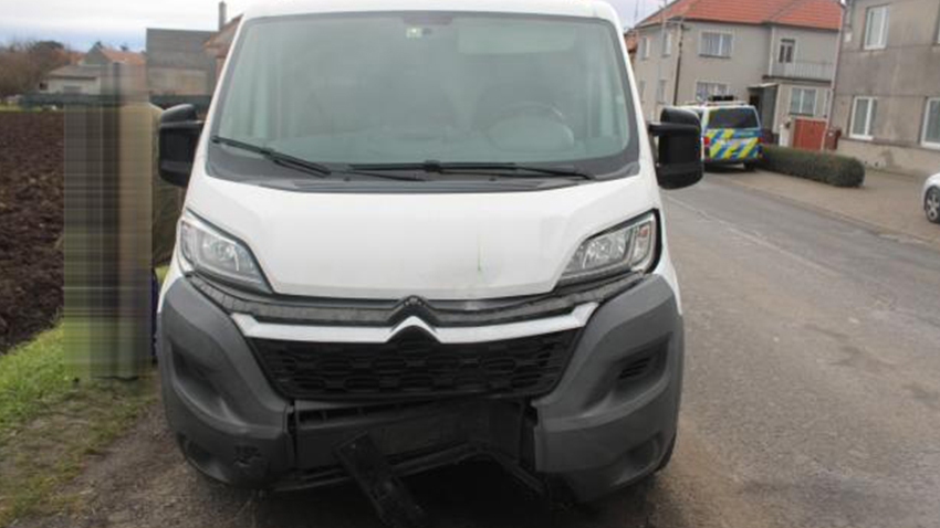 i zde Usnul za volantem a napálil do sloupu