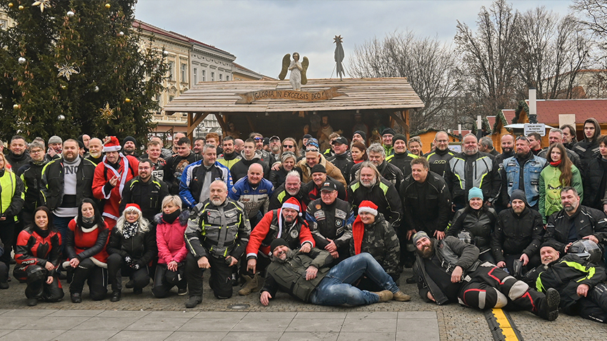 Motorkáři se pod stromem fotili po jednadvacáté