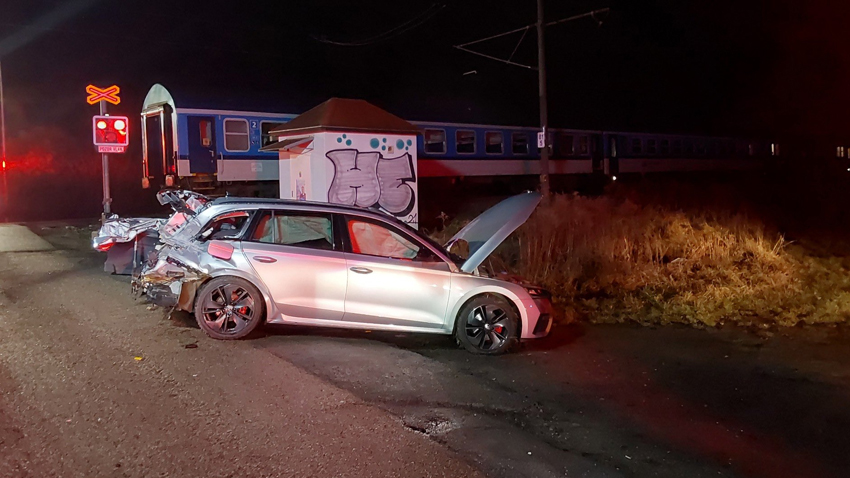 Foto: HZS OL Brzká páteční nehoda v Říční ulici s vlakem
