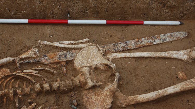 V hrobě bojovníka v Držovicích  archeologové objevili zachovalý meč