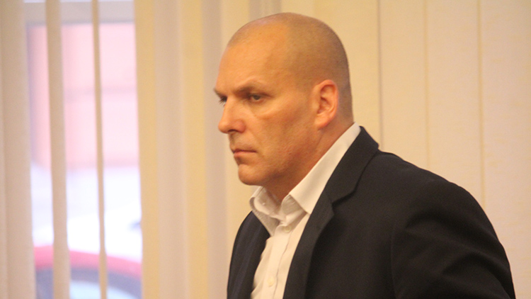 AKTUALIZOVÁNO: Hasič už sedí. Z lidí vymámil přes 235 milionů korun