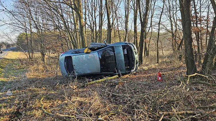 Auto skončilo v lese u Přemyslovic!