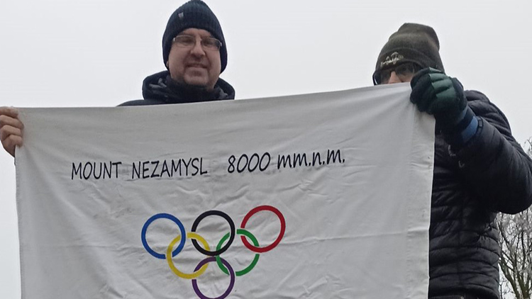 AKTUALIZOVÁNO: Mažoreti pokořili Mount Nezamysl  A vztyčili rozhlednu!