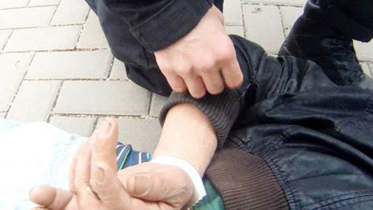 Opilec si podřezal krk