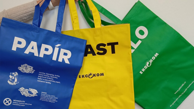 Město nakoupilo barevné tašky
