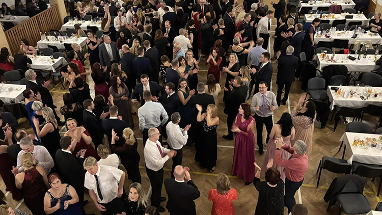 Plesovou sezónu zahájili hasiči