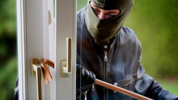 V kanceláři ukradl i papuče, opil se, a ještě vykonal potřebu