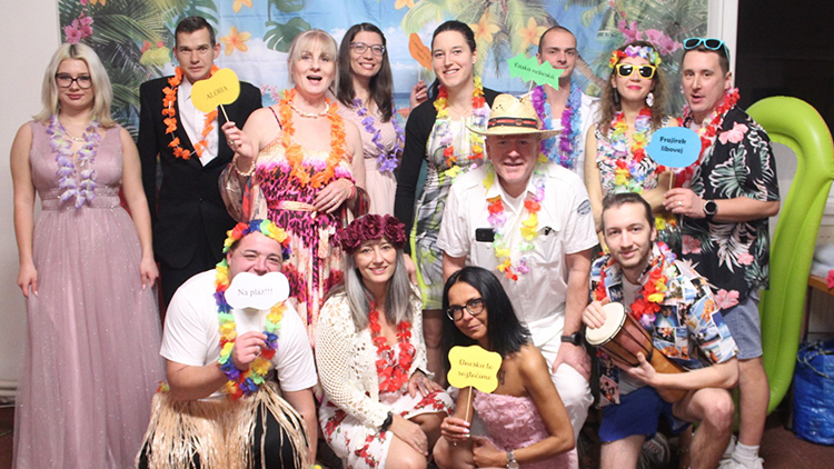 Hasiči z Vranovic-Kelčic relaxovali na havajské pláži