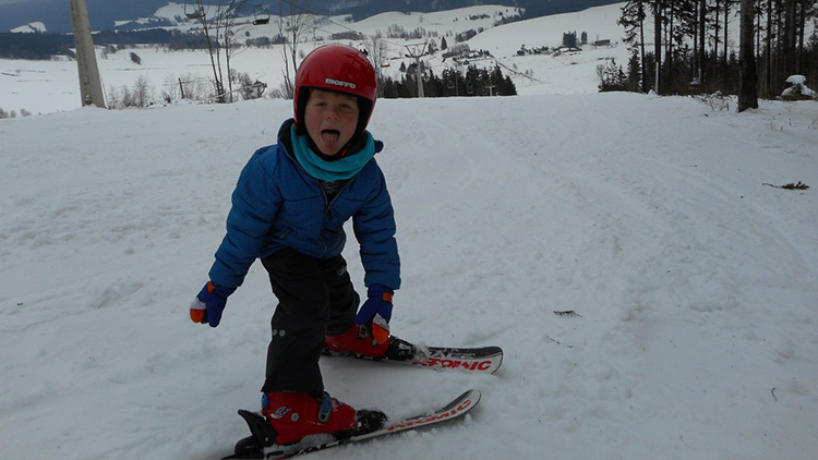 Lyžování může být bezpečné, stačí myslet na pár věcí   