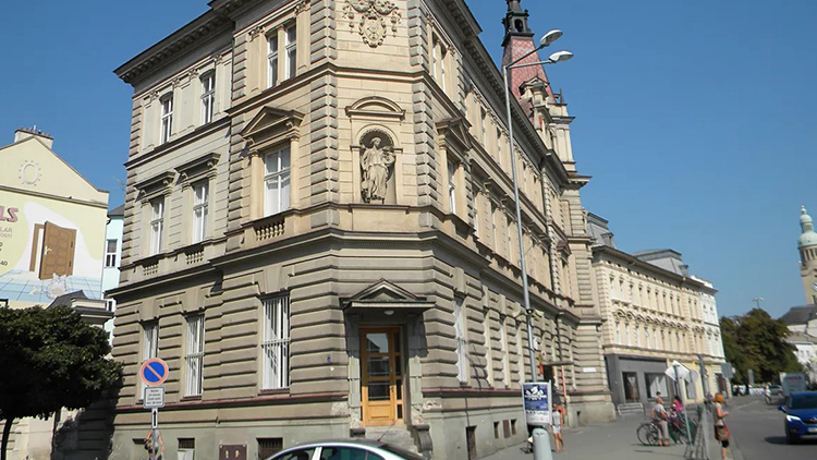 Budova pošty stále nemá kupce