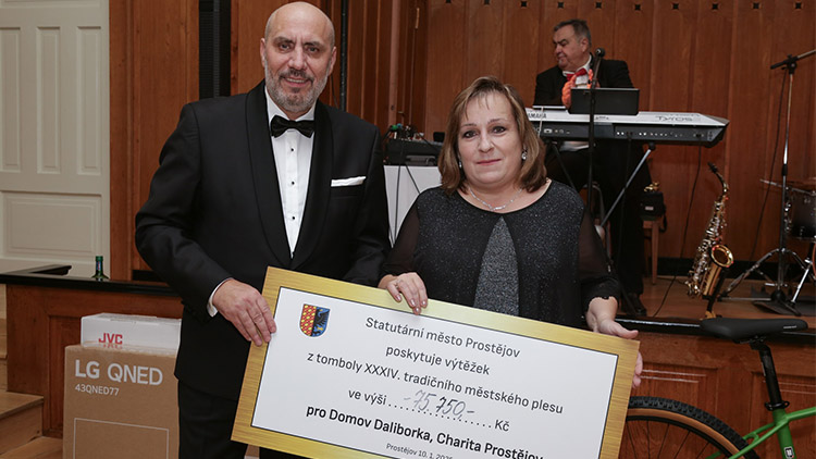 Výtěžek tomboly putoval do prostějovské Charity