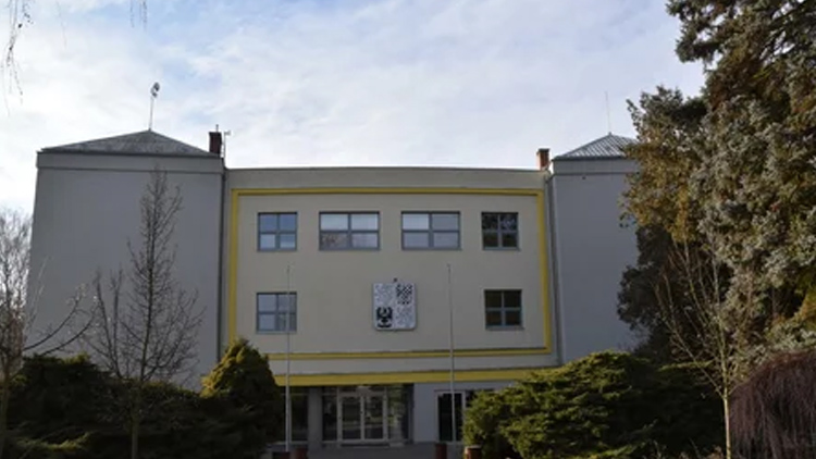 AKTUALIZOVÁNO: Třináctiletá dívka se pokusila o sebevraždu skokem z okna,Víme víc