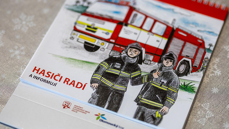 Hasičské kalendáře rozdali seniorům