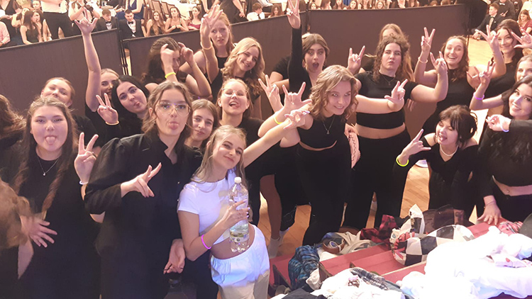 „Zdravka“ ostužkovala  60 budoucích maturantů