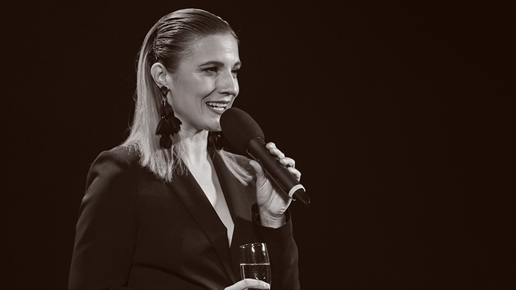 Bond girl Natálii Tichánkové slušela