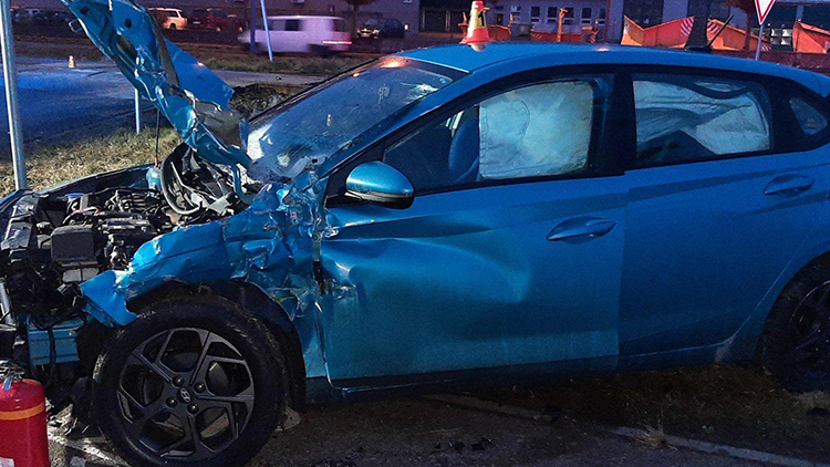 Vlak sestřelil auto,  bylo v něm malé dítě!