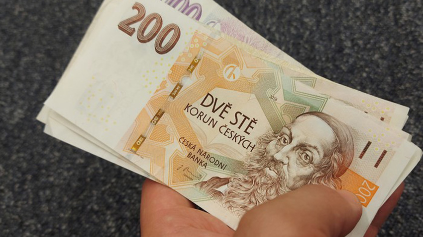 Starší ženu napadl přímo na ulici