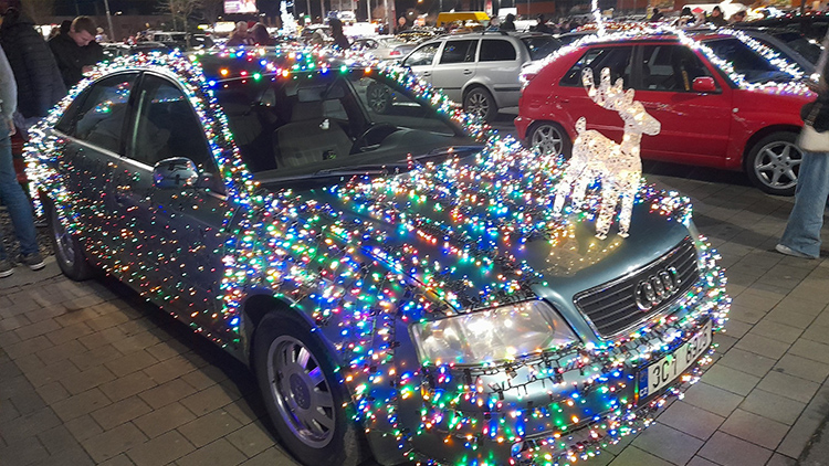 Městem se plazil blikající vánoční had