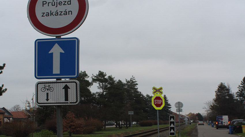 U nebezpečného přejezdu v Kostelci dali značku obráceně