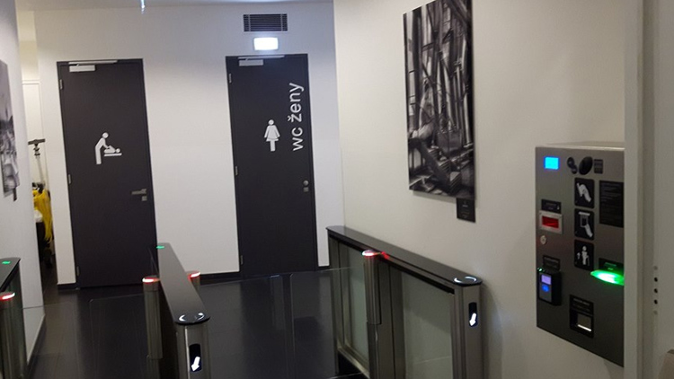 Na záchod jen s desetikorunou