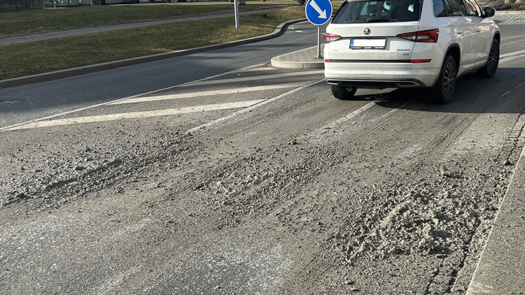 Na silnici u zámku  vytekl z auta beton!