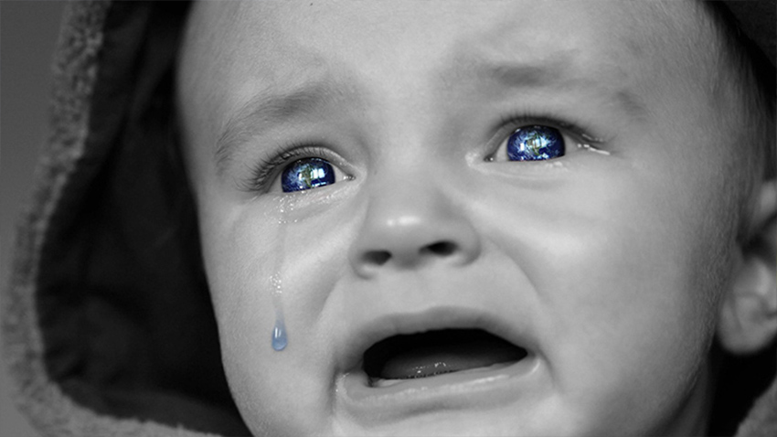 Aktualizujeme: Pětitýdenním miminkem praštila o zem