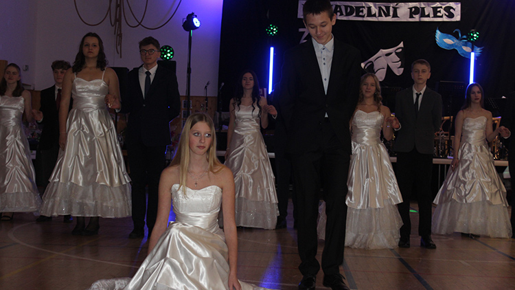 Svíčkový bál rozzářil sokolovnu v Němčicích 