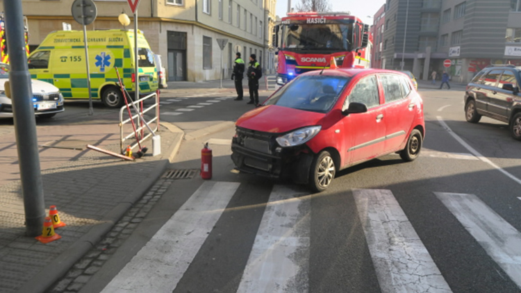 Seniorka křižovatkou neprojela...