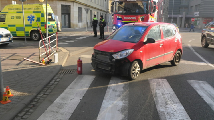 Seniorka křižovatkou neprojela...