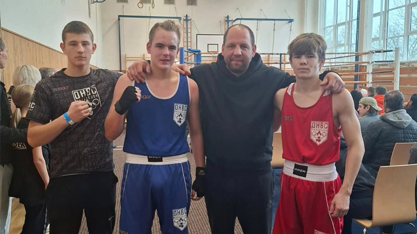 Junioři OHBC Prostějov Dorian Kropog (v červeném) a Tomáš Otáhal (v modrém) byli v lednu s trenérem Martinem Klíčem na turnaji Národní ligy boxu ČR v Brně. Foto: Facebook Our Hope Boxing Club Prostějov měl soustředění